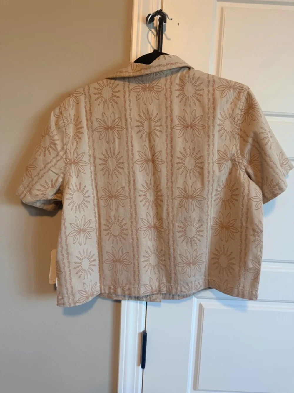 Women’s Roark Cream Floral Short-Sleeve Button Down idle Shirt - Picture 2 of 6